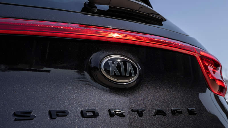 Kia Sportage - černé logo a název modelu