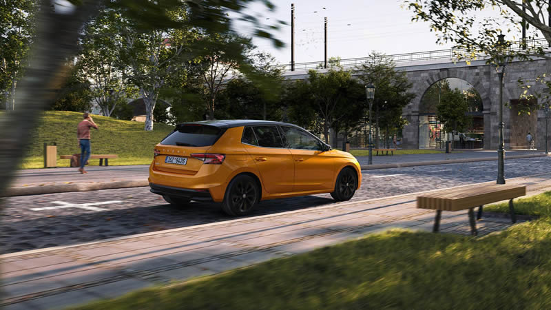 Škoda Fabia Škoda Fabia jede v parkem