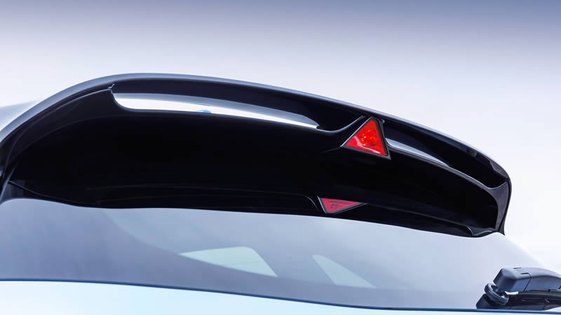 Hyundai i30 N -  zadní spoiler se zabudovaným brzdovým světlem v trojúhelníkovém tvaru