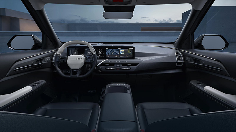 Interiér vozu Kia EV5 - pohled na palubní a přístrojovou desku a středový panel