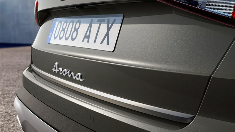 Detailní pohled na zadní kufrové dveře se stříbrnou lištou u vozu SEAT Arona
