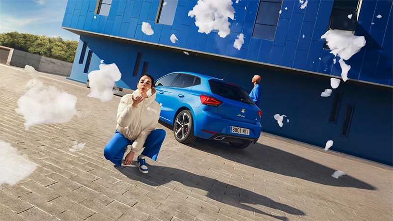 Modrý SEAT Ibiza zaparkovaný u modrého domu a 2 modelky