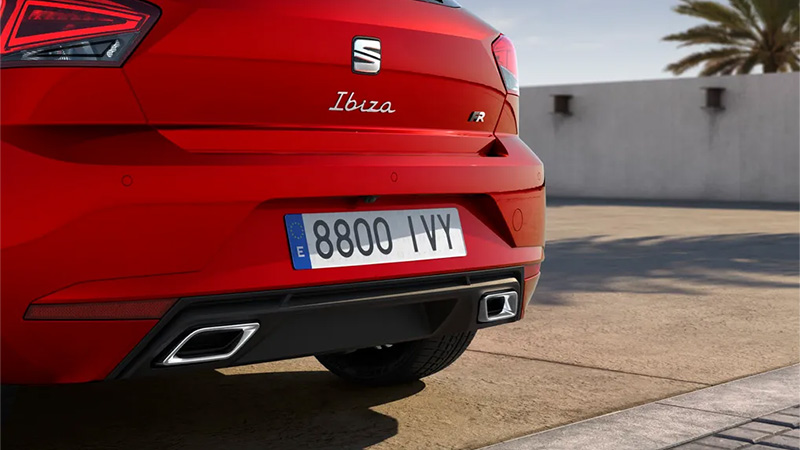 Zadní nárazník červeného vozu SEAT Ibiza se 2 integrovanými koncovkami výfuku