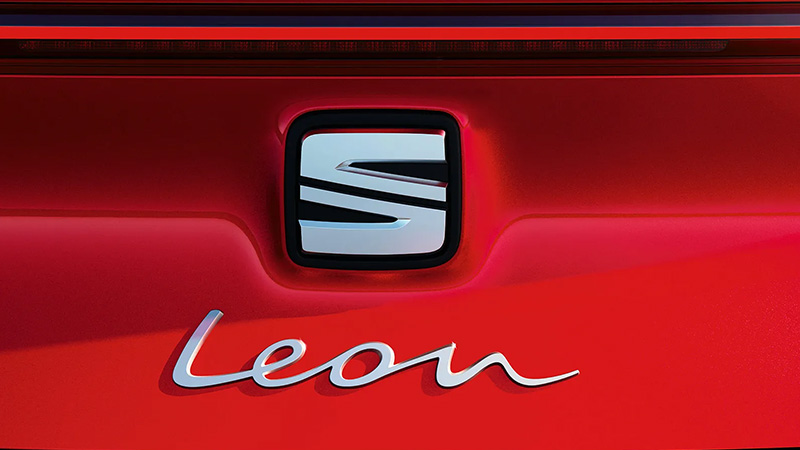 Detail nápisu Leon na červeném voze SEAT Leon Sportstourer