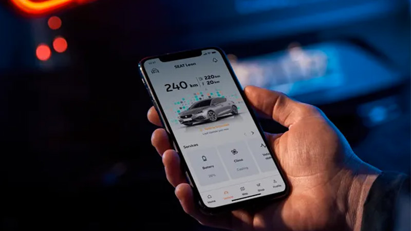 Mobilní telefon se zapnutou aplikací SEAT CONNECT - SEAT Leon