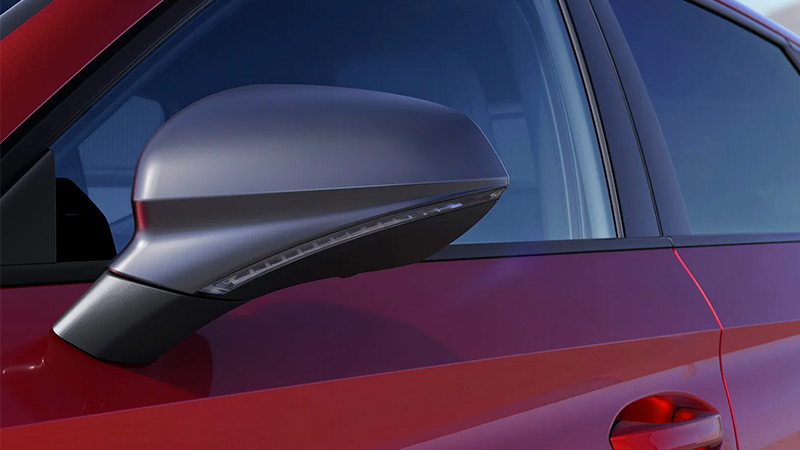 Zpětné zrcátko na straně řidiče u červeného modelu SEAT Leon