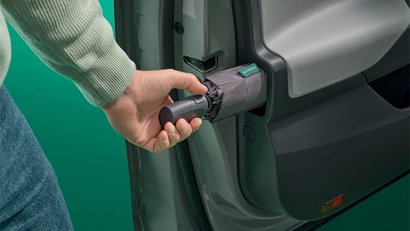 Škoda Elroq RS - Deštník z recyklovaných materiálů ve dveřích řidiče