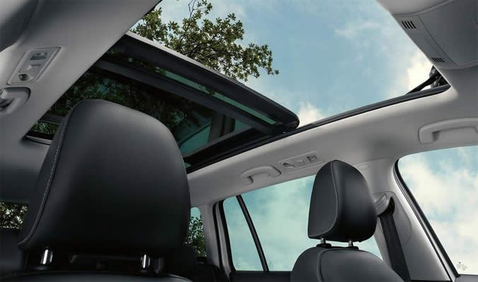 VW Golf Alltrack - panoramatické okno