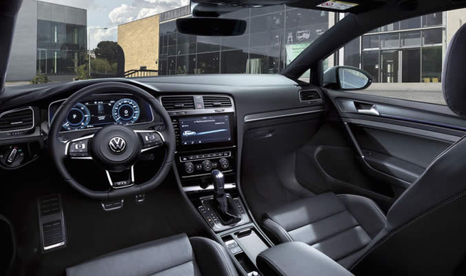 VW Golf GTE - interiér