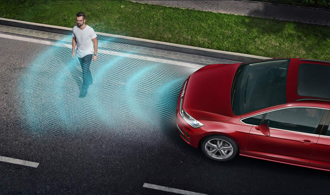 vw golf sportsvan pedestrian detection
