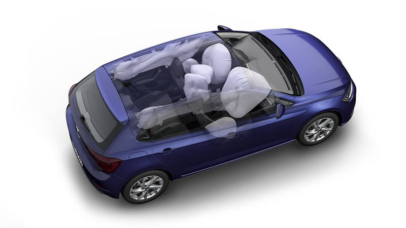 Pohled shora na model Volkswagen Polo se zobrazením airbagů