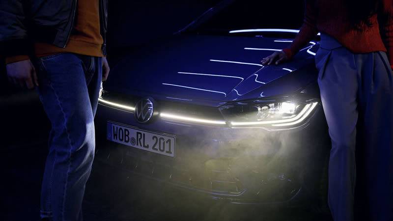 VW Polo s rozsvícenými světlomety IQ light LED Matrix