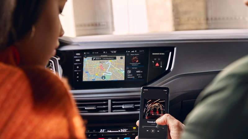 VW Polo spolucestující spojuje mobil s App-Connect