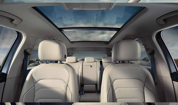 Volkswagen Tiguan Allspace - panoramatické okno