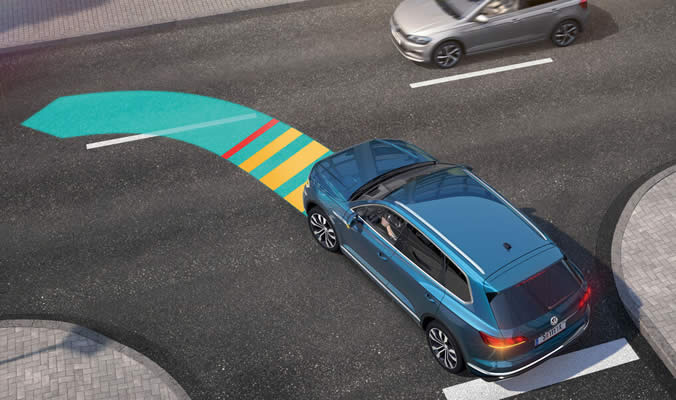 Volkswagen Touareg eHybrid asistent sledování dopravy