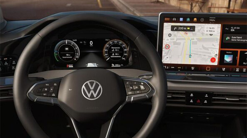 Interiér vozu Volkswagen Golf 8 GTE s digitálním displejem