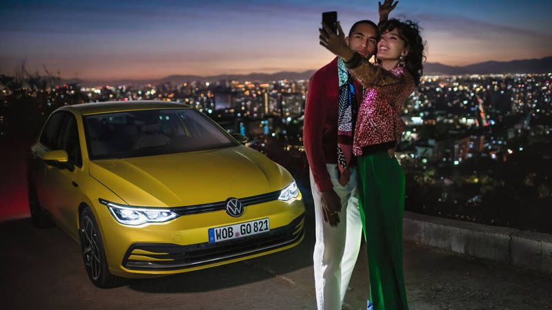 Muž a žena se fotí u vozu Volkswagen Golf 8