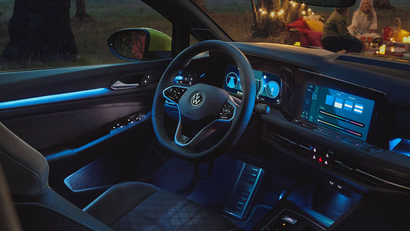 Volkswagen Golf 8 modré ambientní osvětlení interiéru