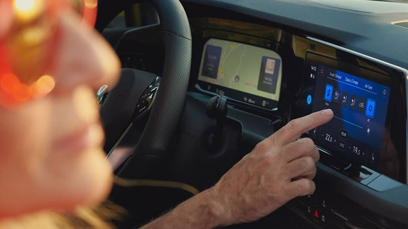 Žena ve voze Volkswagen Golf 8 a pohled kombinovaný přístroj Digital Cockpit