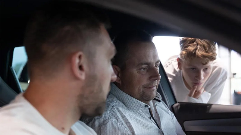 Slavnostní předání jubilejního vozu CUPRA Leon - nový majitel sedí ve voze