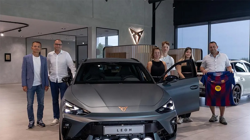 Slavnostní předání jubilejního vozu CUPRA Leon v showroomu CUPRA Garage