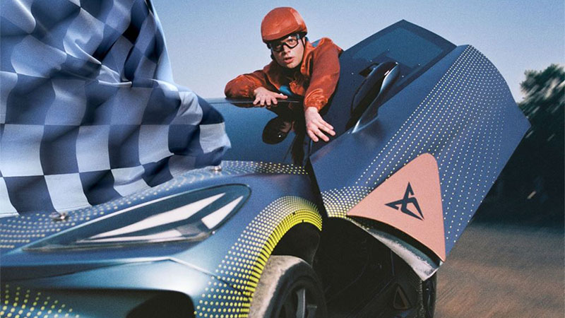 Dostihový závodník otevírá dveře sportovního vozu CUPRA.
