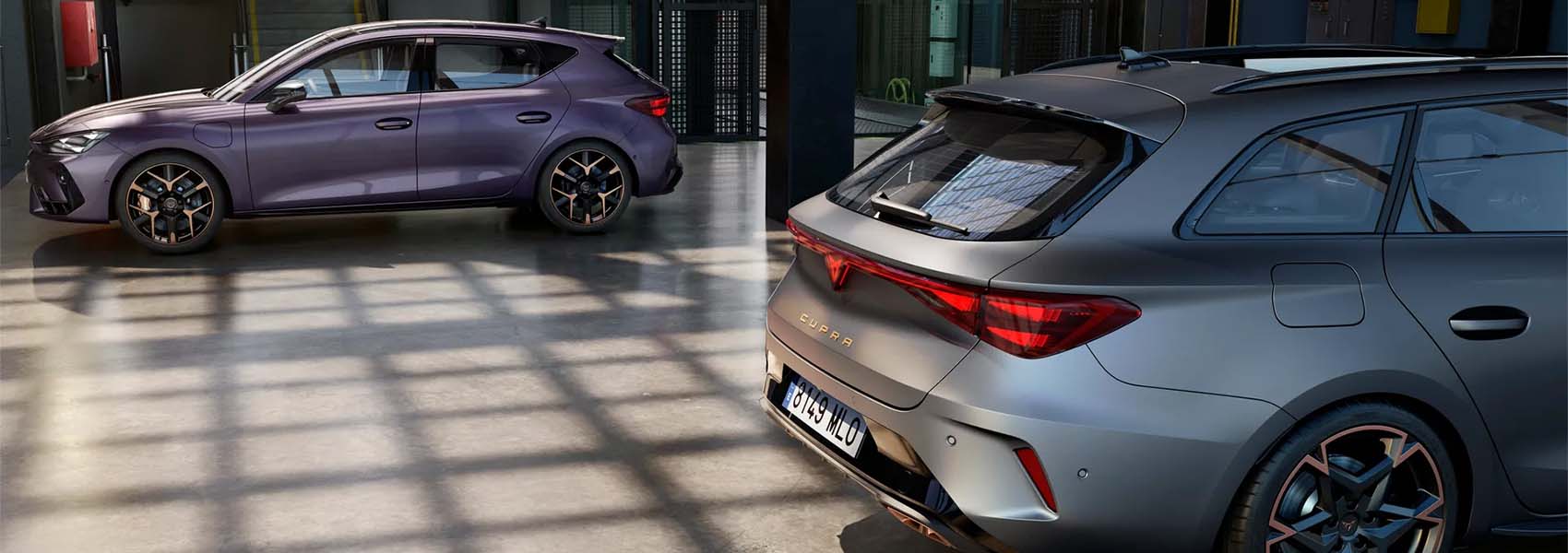 CUPRA Formentor a Leon stojící v garáži