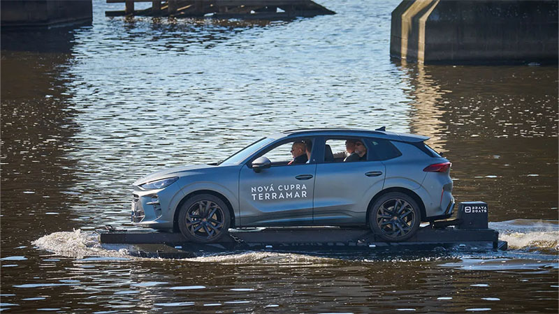 Přední pohled na plovoucí CUPRA Terramar