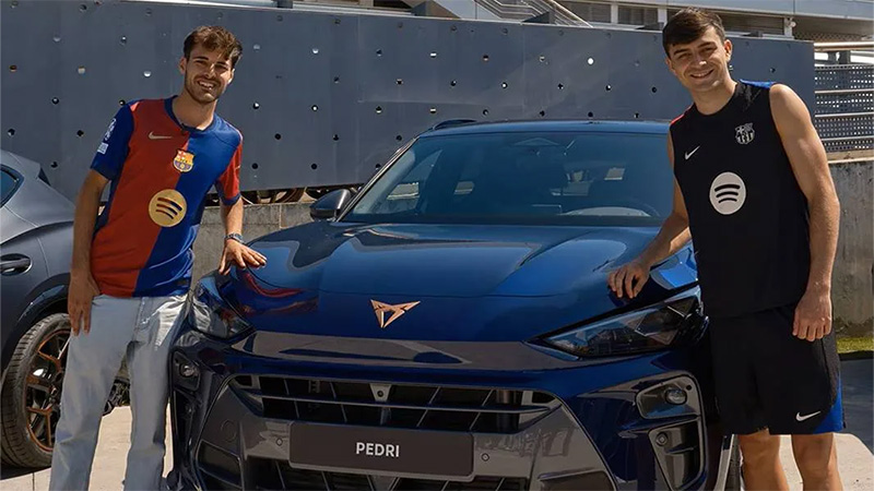 Hráči klubu FC Barcelona převzali své nové vozy CUPRA