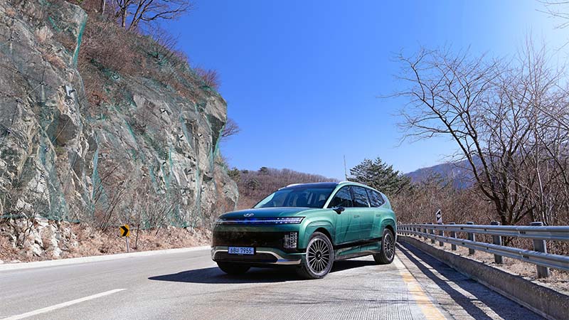 Zelený Hyundai IONIQ 9 na stojící na silnici