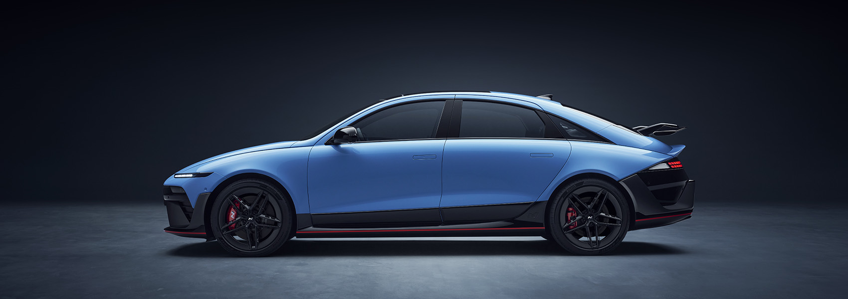 modrý hyundai ioniq 6 n z bočního pohledu