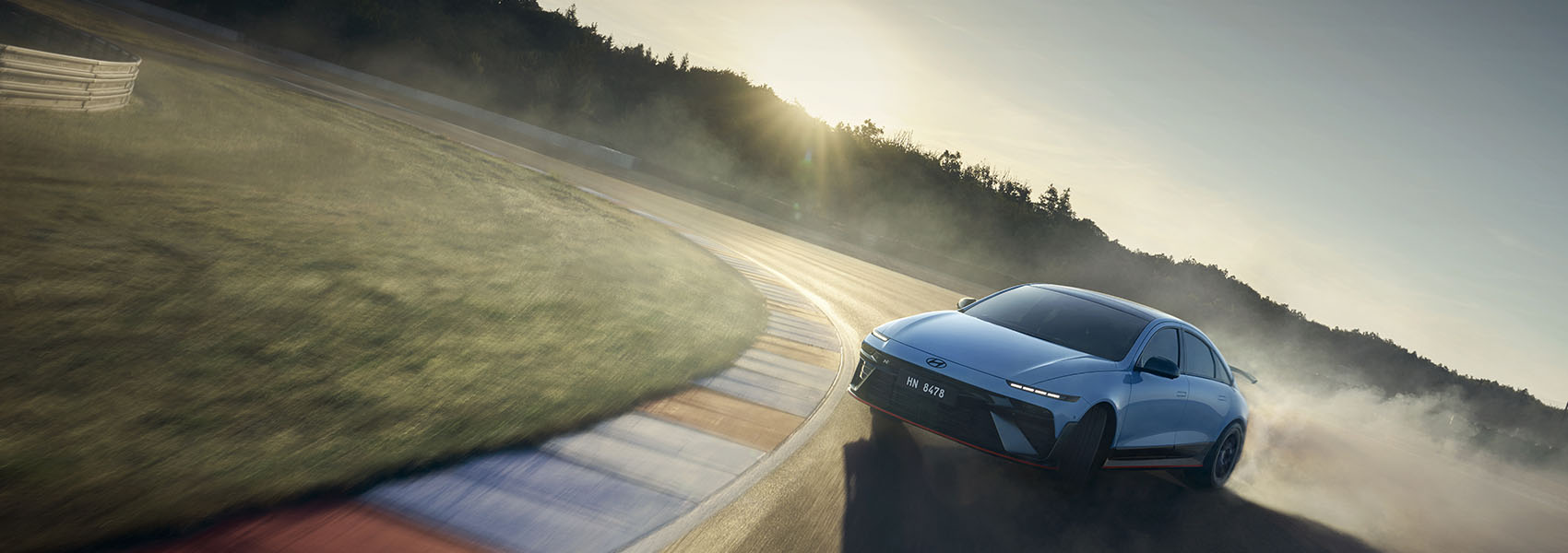 Modrý Hyundai IONIQ 6 N na závodní trati