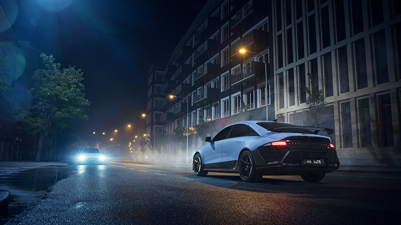 Modrý Hyundai IONIQ 6 N na ulici