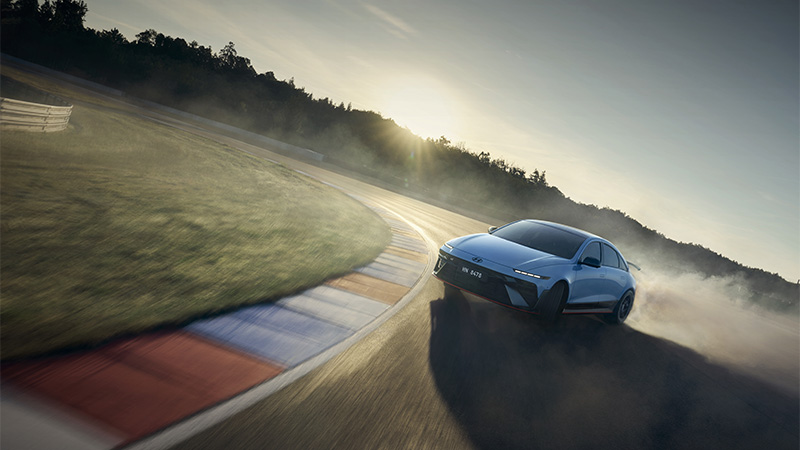 Modrý Hyundai IONIQ 6 N na závodní trati