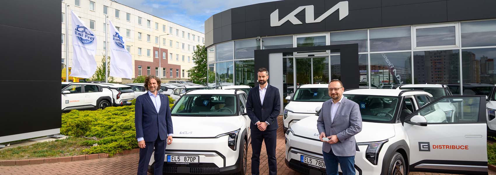 Předávání vozů EV3 zastupitelům společnosti ČEZ distribuce