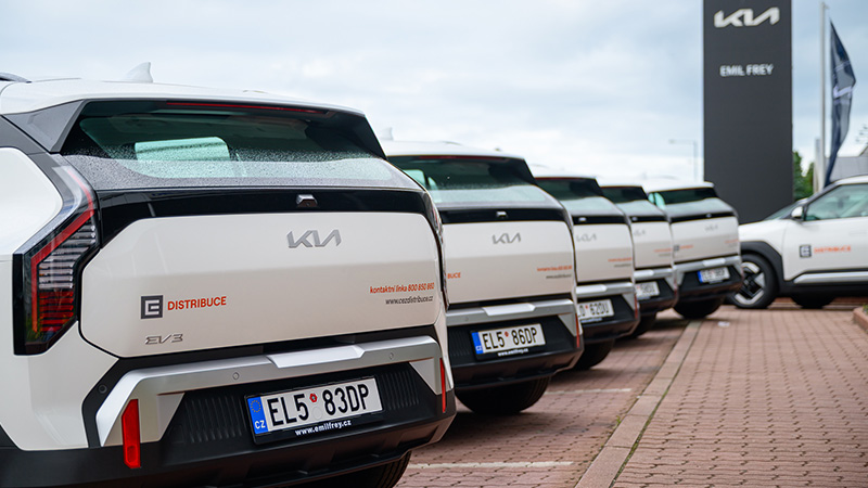 Pohled na zaparkované modely Kia EV3