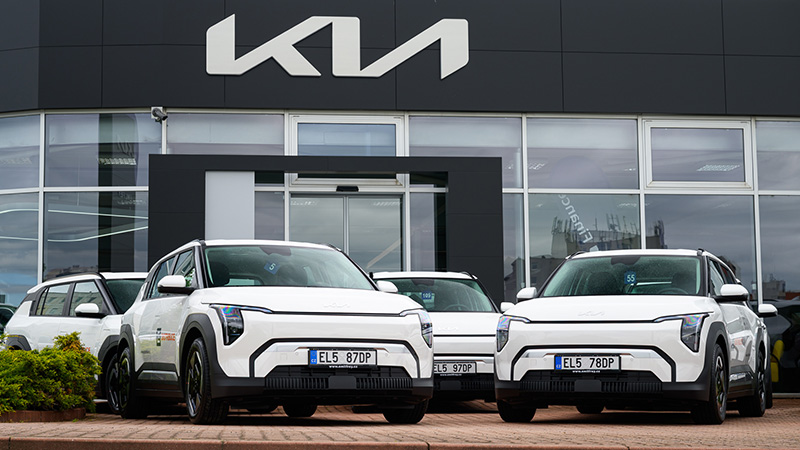 Pohled na zaparkované modely Kia EV3