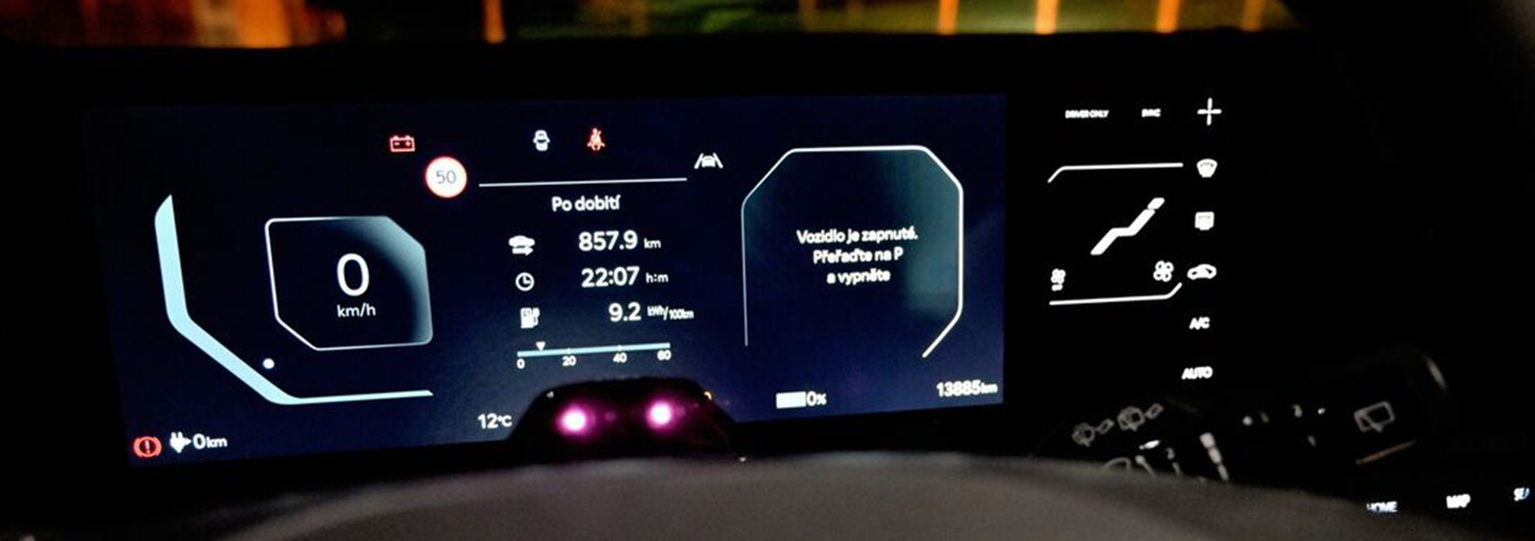 Přístrojová deska s daty o dojezdu 858 km na jedno dobití - Kia EV3