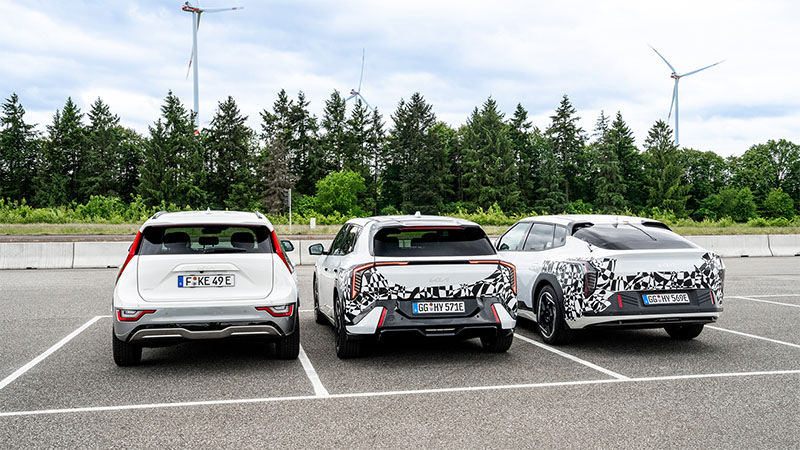 Zadní srovnání velikostí mezi produkčním vozem Kia Niro EV a dvěma testovacími modely Kia EV4