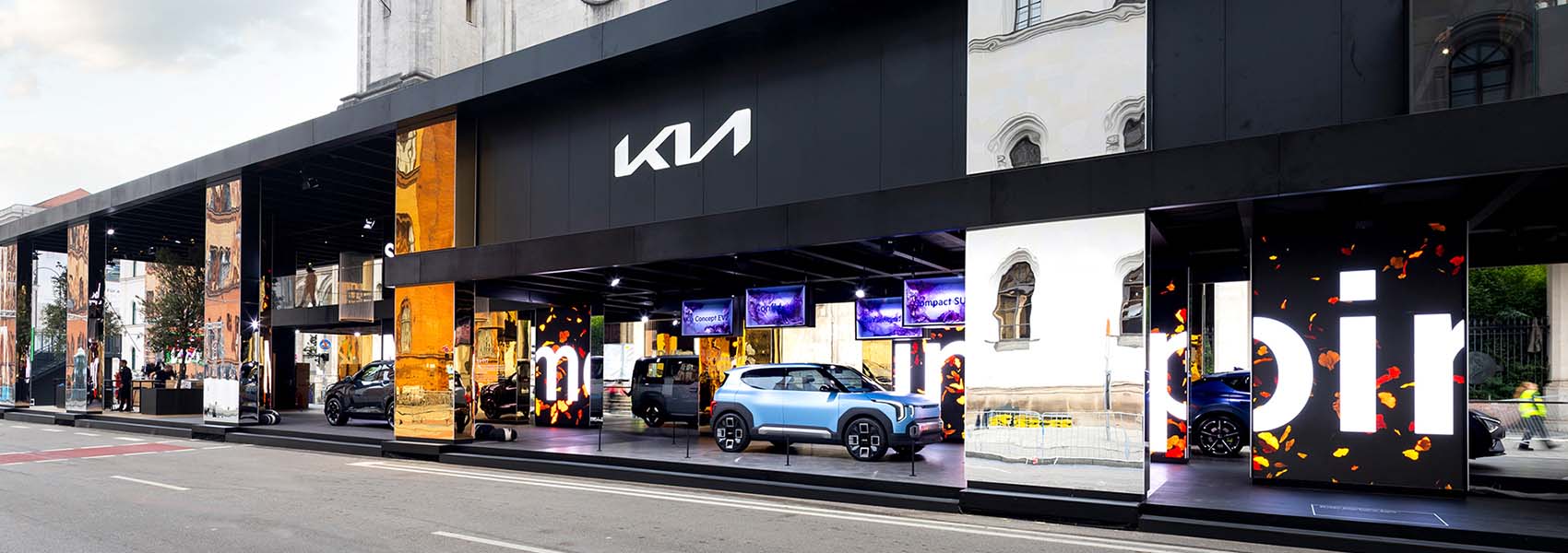 Výstava Kia s konceptem elektrického SUV, v pozadí velké obrazovky a zrcadlové panely