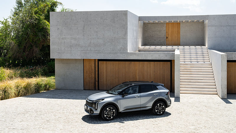 Boční pohled na stříbrnou Kiu Sportage