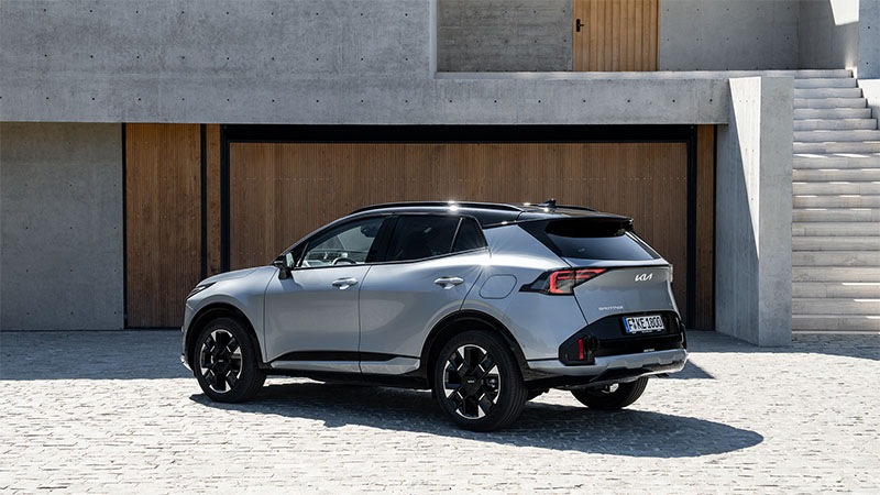 Zadní pohled na stříbrnou Kiu Sportage