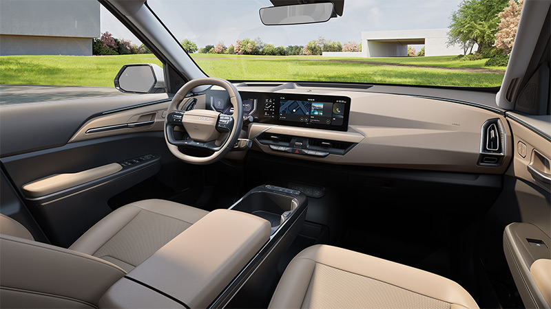 Pohled na palubní desku a středový panel modelu Kia EV 5 směrem k bočnímu okénku u řidiče