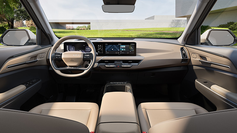 Pohled ze zadních sedadel na přístrojovou desku, středový panel a přední sedadla modelu Kia EV5