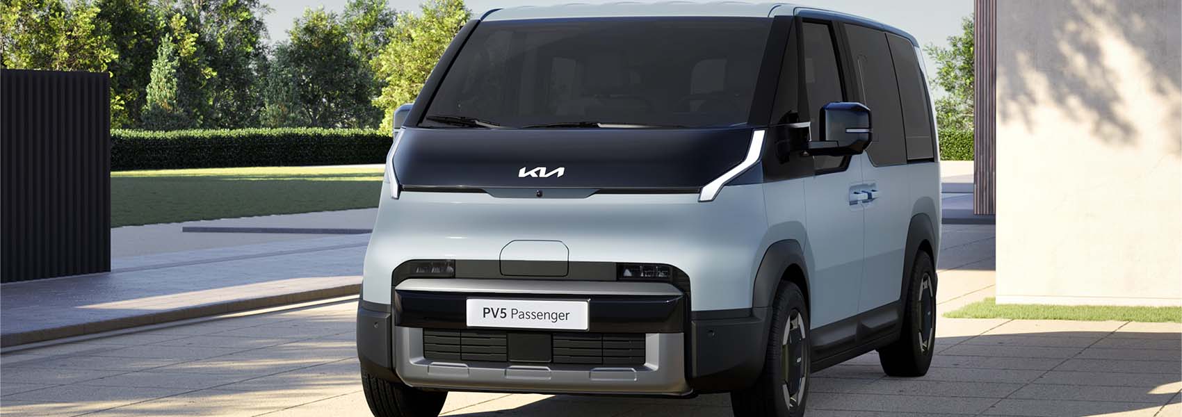 Přední pohled na stříbrný model Kia PV5 v Osobní verzi