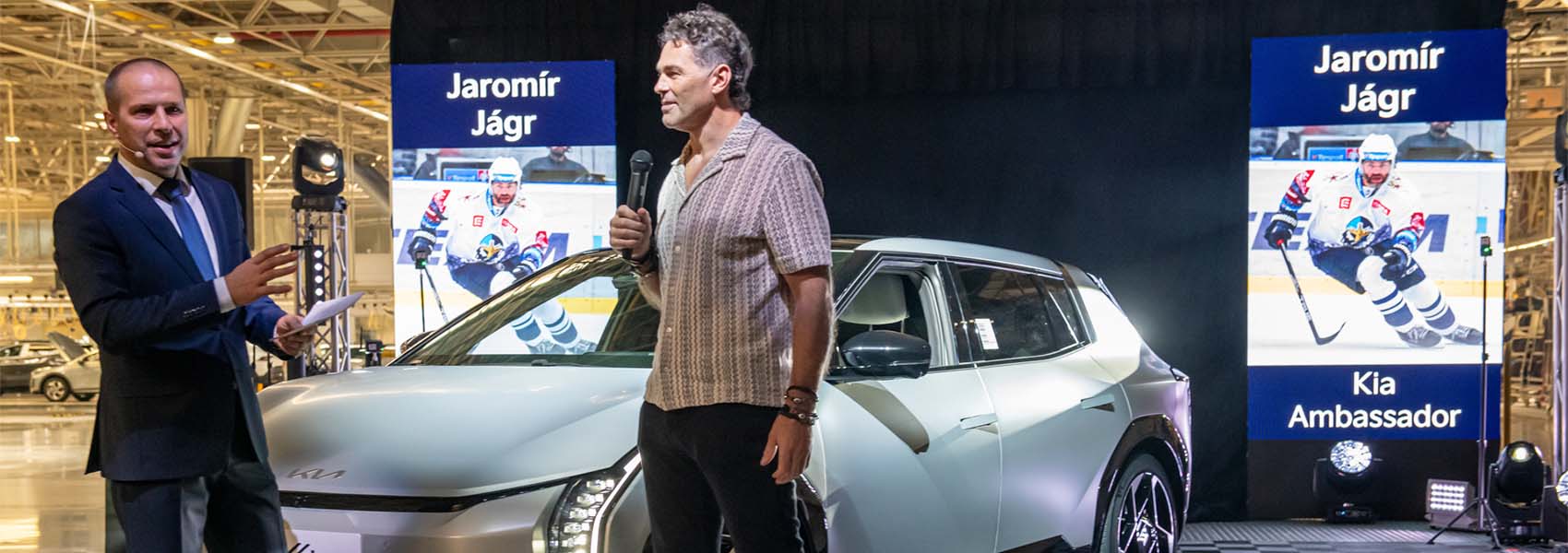 Jaromír Jágr během křtu modelu Kia EV4