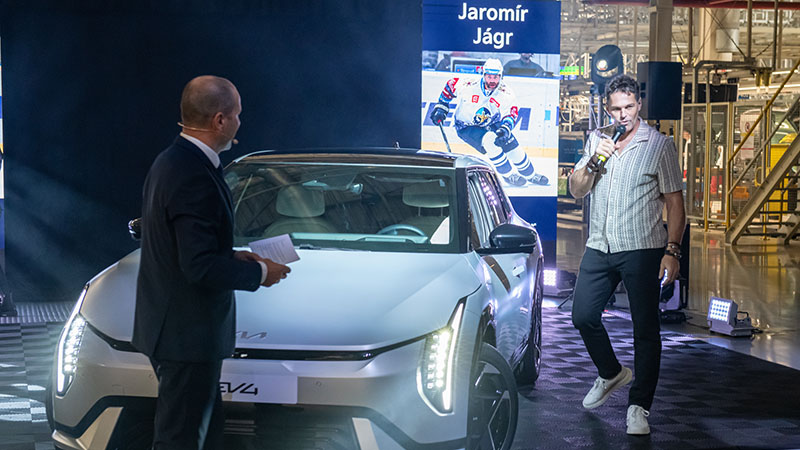 Jaromír Jágr mluví při představení modelu Kia EV4, jeho fotka v pozadí.