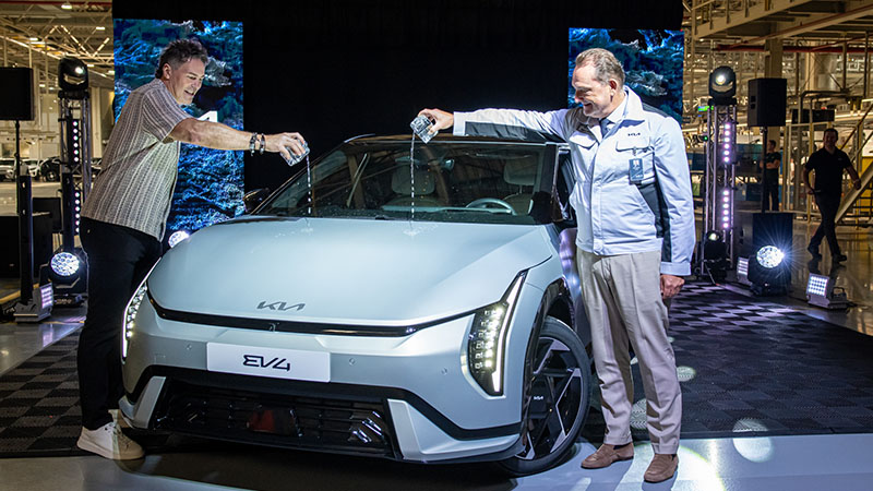 Jaromír Jágr pokřtil první plně elektrický model Kia EV4 v závodě u slovenské Žiliny