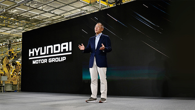 Výkonný předseda představenstva skupiny Hyundai Motor Group (HMG) hovořící na pódiu