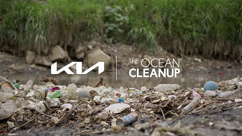 Logo Kia a The Ocean Cleanup nad hromadou plastového odpadu